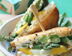 Sandwich uova e asparagi