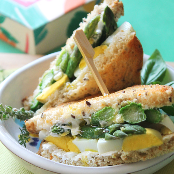 Sandwich uova e asparagi